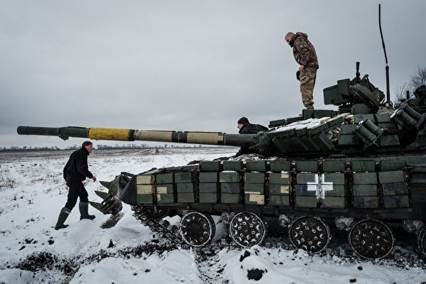 2023年2月4日，烏克蘭軍人站在頓涅茨克地區前線附近的T-64主戰坦克上。（YASUYOSHI CHIBA / AFP）