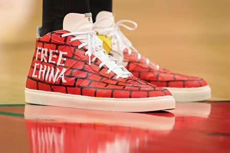 2021年10月24日，塞爾特人隊的簡達（Enes Kanter Freedom）穿著寫上「Free China」標語的運動鞋，出現在德州侯斯頓的豐田體育館。（Carmen Mandato/Getty Images）