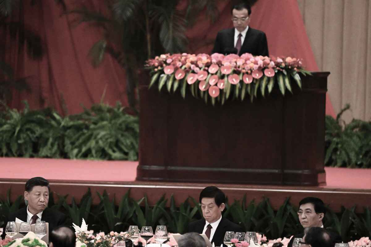 2022年9月30日，李克強在中共「十一」招待會上致辭，習近平、栗戰書、王滬寧（從左至右）都沒有一絲笑容。（Noel Celis/AFP via Getty Images）