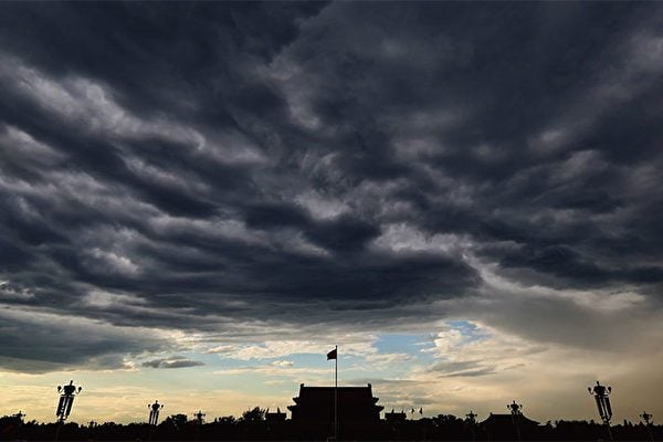 烏雲密佈的天安門廣場。（Getty Images）