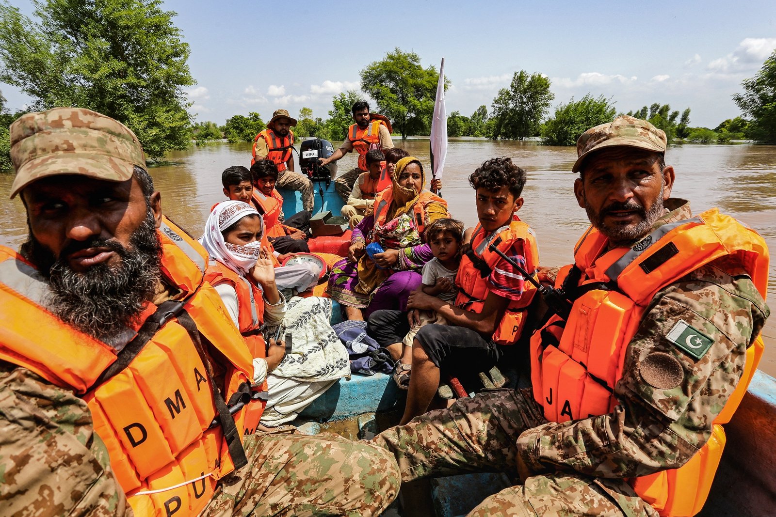 2025年9月3日,旁遮普省穆扎法爾格爾區(Muzaffargarh District),巴基斯坦士兵用船隻疏散受洪水影響的災民。(Shahid Saeed Mirza/AFP via Getty Images)