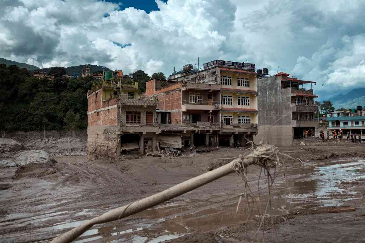 2026年8月27日，尼泊爾努瓦科特縣（Nuwakot）特里蘇里（Trishuli）的房屋被厚厚的淤泥覆蓋。（Ezra Acayan/Getty Images）
