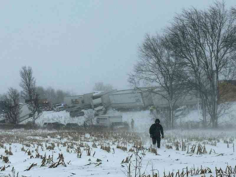 因冰雪天氣 美密歇根州高速公路百車連環相撞