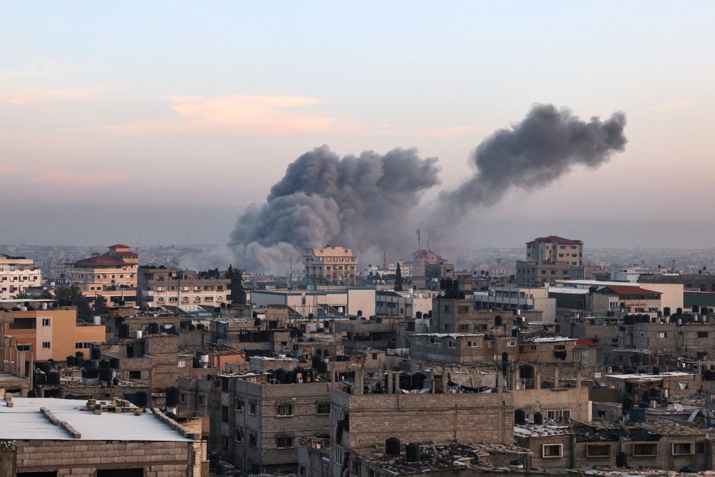 圖為2023年12月3日，在加沙地帶南部的拉法（Rafah），以色列針對哈馬斯進行轟炸後，濃煙升起。（Said Khatib/AFP via Getty Images）