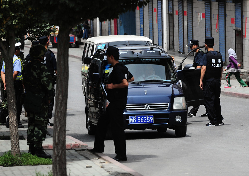 中共警察在入疆遊客手機偷裝監視軟件