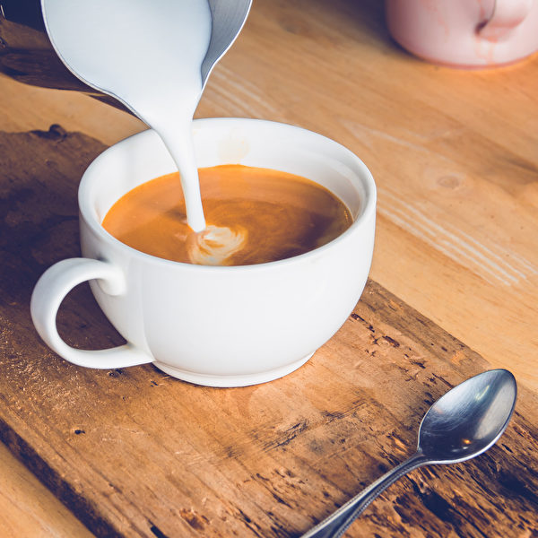 咖啡加淡奶，提升咖啡的口感。（Shutterstock）