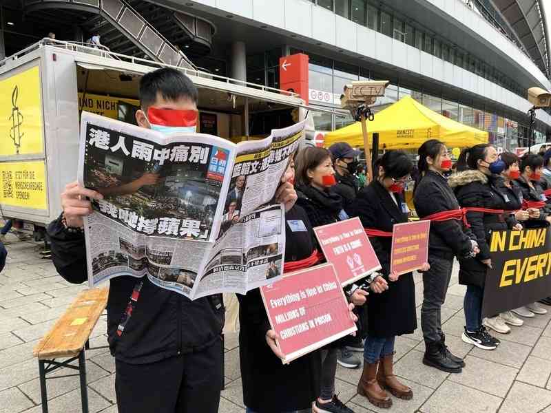 港人在法蘭克福書展「默站」 抗議中共迫害