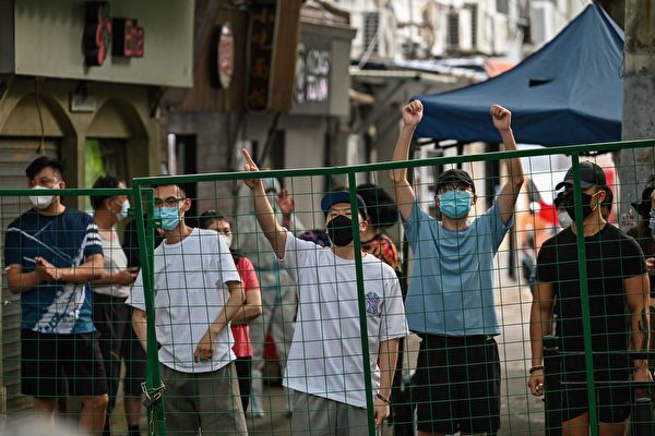 圖為2022年6月6日，上海一封閉小區內的民眾表達不滿情緒。（Hector Retamal/AFP via Getty Images）