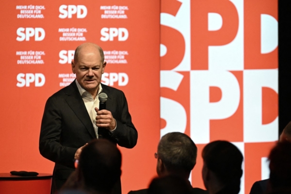2025年2月22日,德國總理朔爾茨(Olaf Scholz)於大選前在德國首都西南部的選區波茨坦向公民發表講話。朔爾茨能否在大選中獲得連任備受關注。(RALF HIRSCHBERGER / AFP)