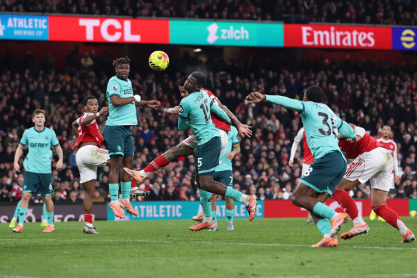 英超：阿仙奴險勝領跑 曼城大勝緊隨其後