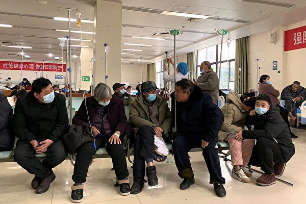 圖為2023年1月5日,新冠患者在安徽省鳳陽縣鳳陽人民醫院輸液。資源匱乏的診所擠滿了病人——在中國東部最貧困的省份之一安徽,遭受新冠疫情重創。(Noel Celis/AFP via Getty Images)