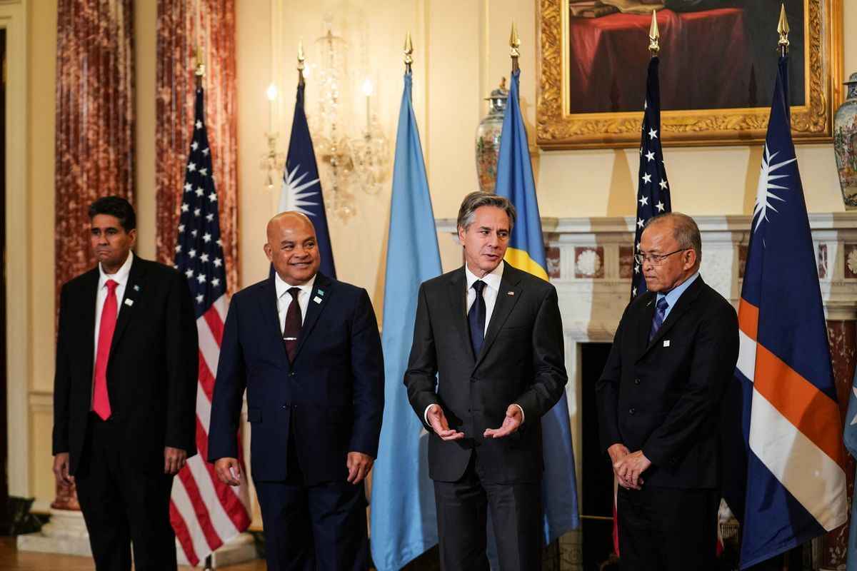 2022年9月29日，美國國務卿布林肯（右二）在華盛頓特區國務院主持太平洋島國多邊會議，參加會議的有：（從左到右）帛琉總統惠普斯、密克羅尼西亞總統帕努埃洛、和馬紹爾群島總統卡布阿。（Sarah Silbiger/AFP via Getty Images）