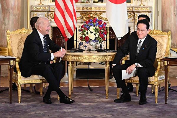 2022年5月23日，日本首相岸田文雄和美國總統拜登在在東京赤坂宮國賓館舉行會談，雙方表示要努力實現印太地區開放和自由。（David MAREUIL/POOL/AFP）