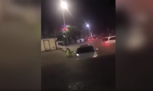  影片：深圳暴雨街道成河 市民緊急棄車逃出【影片】