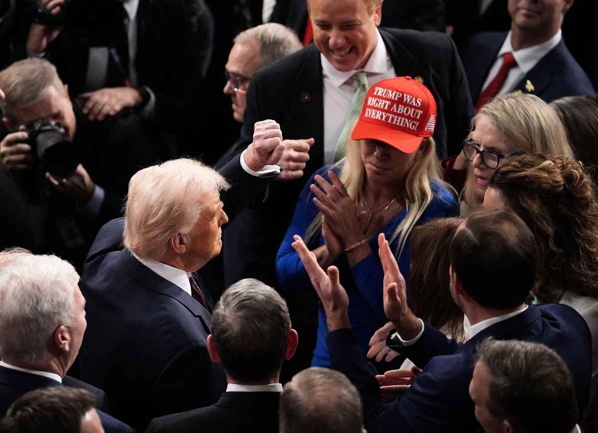 共和黨議員格林(Marjorie Taylor Greene),頭戴一頂印有「特朗普總是對的」(Trump Was Right About Everything)的紅色帽子。 (Andrew Harnik/Getty Images)