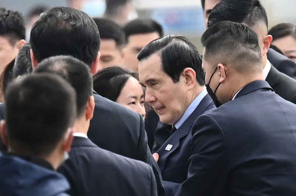 2023年3月29日，台灣前總統馬英九（中）抵達中國東部江蘇省南京市參觀南京大屠殺紀念館。（GREG BAKER/AFP via Getty Images）