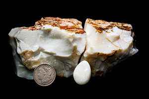 世界罕見蛋白石以高價拍出 比磚塊還大