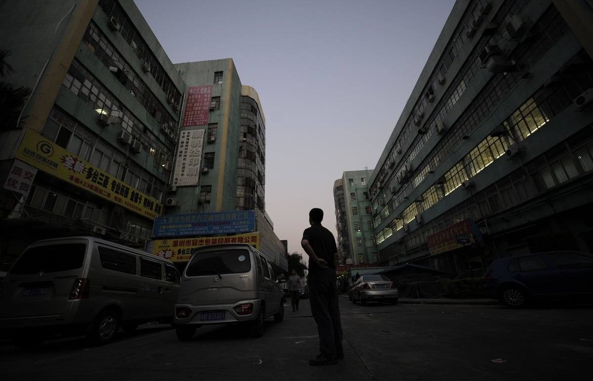 深圳成貿易戰重災區 專家：明年燒到大陸。圖為一名農民工站在深圳街頭。（PETER PARKS/AFP/Getty Images）