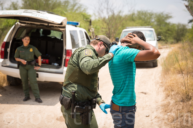 美國邊境巡邏官員在美墨邊境抓捕了一位從墨西哥入境的非法移民。圖片拍攝於2017年5月。（Benjamin Chasteen／大紀元）