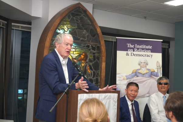2025年7月9日晚,華府智庫「宗教與民主研究所」舉行「高智晟在哪裏」的營救活動。圖為美國天主教大學宗教自由中心聯合主任、人權項目總監威廉‧L‧桑德斯(William L. Saunders)在發言中。(李辰/大紀元)