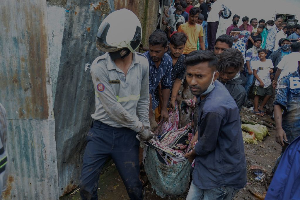 圖為7月18日，救援人員從受山泥傾瀉衝擊的現場搬運屍體。（Photo by SUJIT JAISWAL/AFP via Getty Images）