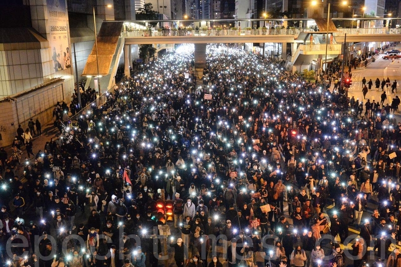 【12.8反暴政組圖】80萬人遊行 喊「驅除共黨 還我香港」