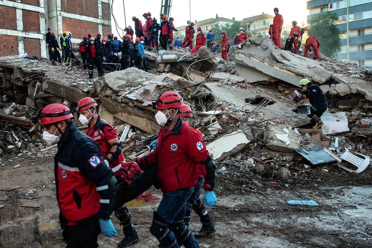 2020年10月30日，土耳其西部海岸和希臘部份地區發生強烈地震後，救援人員於11月1日在伊茲密爾市一棟倒塌的建築物的廢墟中尋找生還者和遇難者。（YASIN AKGUL/AFP via Getty Images）