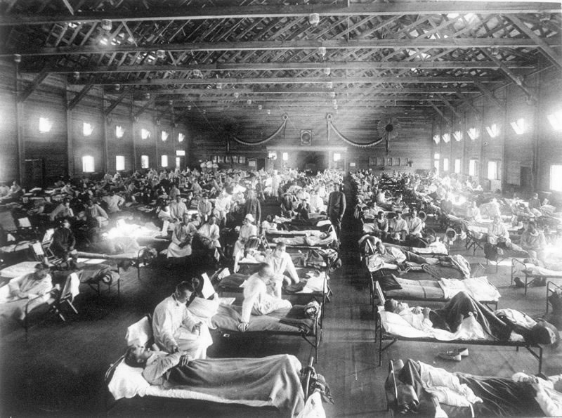 美國堪沙士州賴利堡的軍營醫院，病房內被感染西班牙大流感的軍人塞滿。（公有領域）