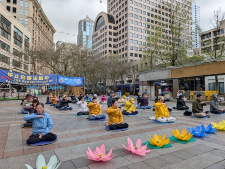 2025年4月20日,西雅圖地區部份法輪功學員在西雅圖市中心西湖公園集會,紀念「四·二五」法輪功和平上訪26周年。圖為法輪功學員煉功情景。(舜華/大紀元)