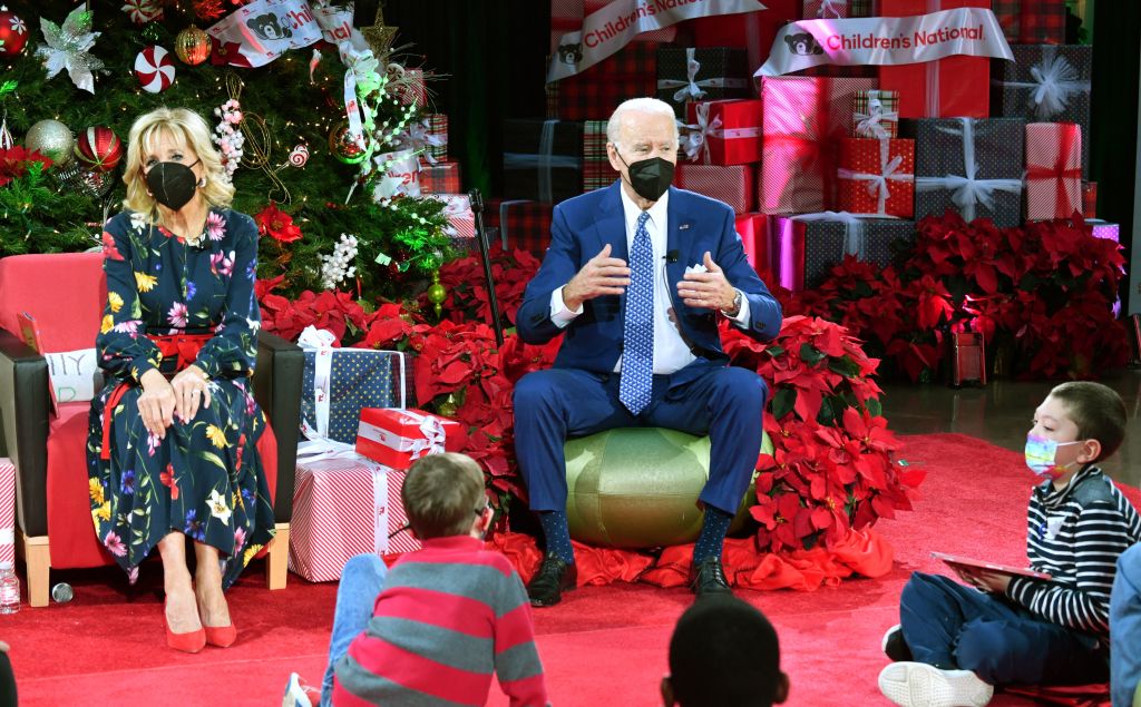 2021年12月24日，美國總統拜登和第一夫人吉爾探訪了華盛頓特區的國家兒童醫院。（Nicholas Kamm/AFP via Getty Images）