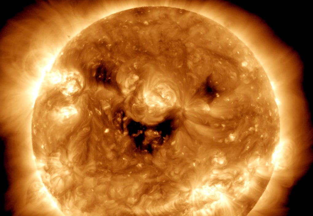 美國太空總署的太陽動力學天文台於10月26日在193埃的光線下捕捉到了太陽「微笑」的圖像。 （NASA/GSFC/SDO）