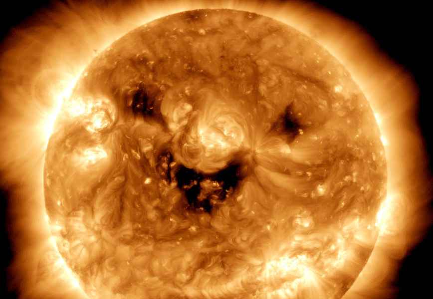 太陽罕見「微笑」或預示太陽風暴向地球襲來