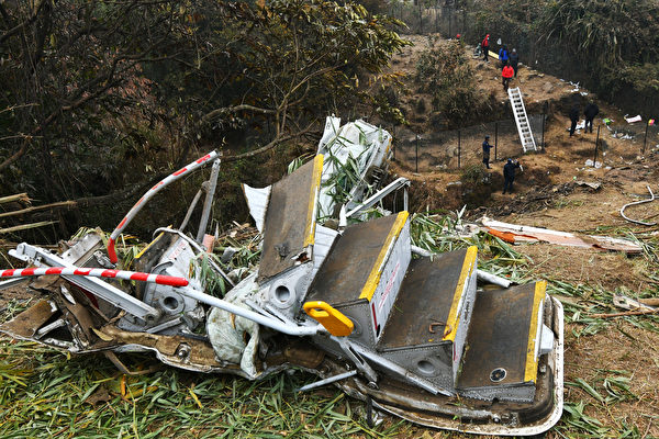 2023年1月16日，尼泊爾博卡拉（Pokhara），雪人航空（Yeti airlines）一架載有72人的飛機於前一天墜毀後，殘骸散落在現場。（Prakash Mathema/AFP）