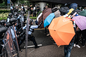 【七一遊行組圖2】港民以雨傘口罩抵抗噴椒和警棍