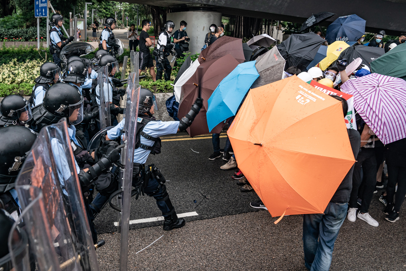 【七一遊行組圖2】港民以雨傘口罩抵抗噴椒和警棍