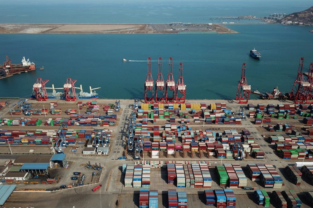 圖為2022年3月7日，貨櫃堆積在江蘇連雲港的一個港口。（AFP）