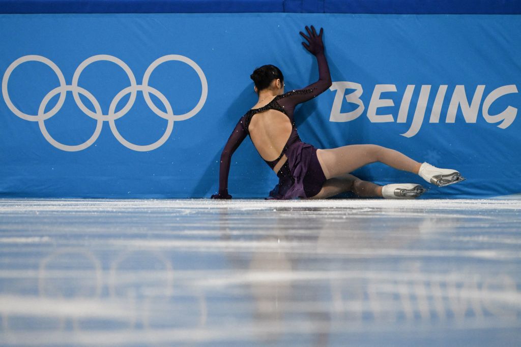 在2月6日的花樣滑冰比賽中，朱易失誤摔倒。（Manan VATSYAYANA/AFP）