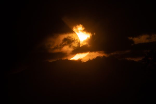 2021年6月10日，太陽在加拿大安大略省的托貝莫里（Tobermory）上空升起時出現日食現象。加拿大和美國東北部各州當天將看到罕見的朝日食，而在北半球其它地區，將見到「火環」日食。（GEOFF ROBINS/AFP via Getty Images）