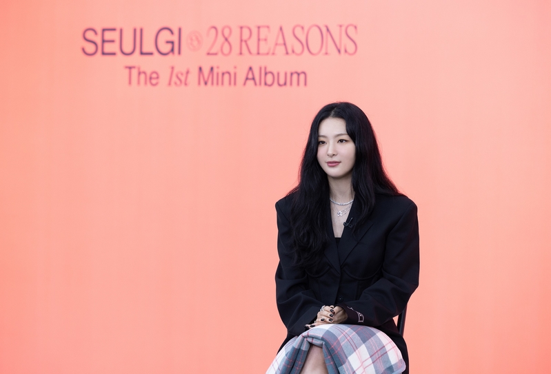 南韓人氣女團Red Velvet成員瑟琪（SEULGI）發行首張迷你專輯《28 Reasons》舉行記者會資料圖片。（avex taiwan提供）