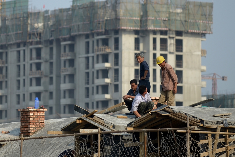 中國房地產開發商此前接連「爆煲」，引發鄭州等地的業主掀起「斷供潮」。（Wang Zhao/AFP）