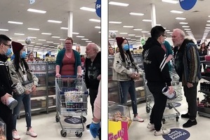 華人男女大鬧澳洲超市 為奶粉欲毆老人
