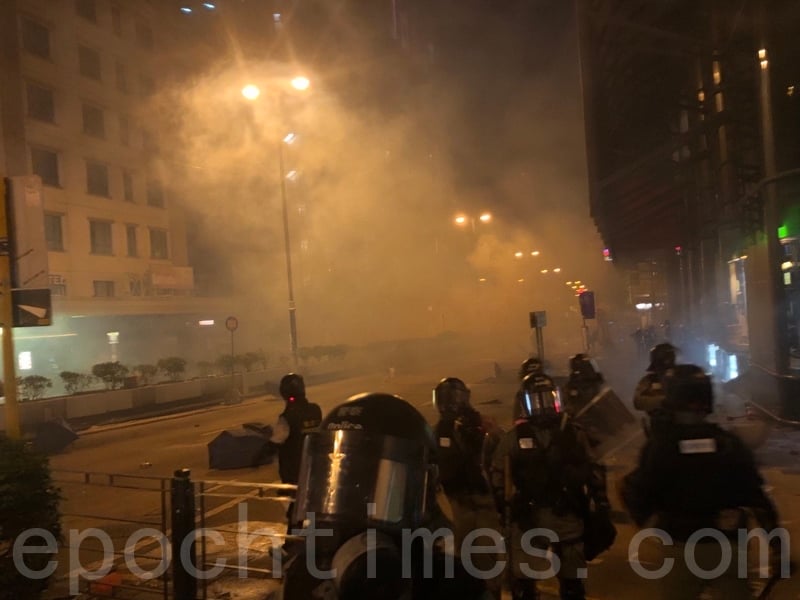 組圖：11.18凌晨港警再射催淚彈 狂抓抗議者