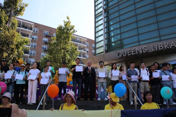 25人現場領取三退證明。(黃小堂/大紀元)