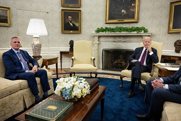 2023年5月9日，美國總統拜登（右）在白宮橢圓形辦公室會見眾議院議長麥卡錫（Kevin McCarthy，左）及其他國會領袖，準備就債務上限進行談判。（Brendan Smialowski/AFP）
