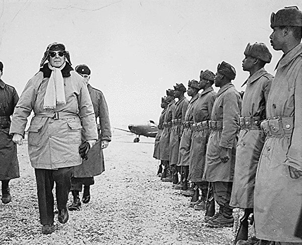 1951年2月21日，美國將軍兼駐韓聯合國軍總司令麥克阿瑟（左）抵達南韓金浦機場前線，視察第24步兵團。（National Archives / AFP）