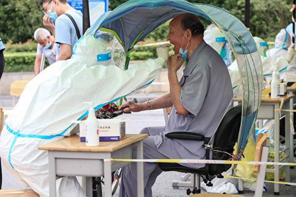 2021年7月29日，中國江蘇省南京市的一位市民接受中共病毒檢測。(STR/AFP via Getty Images)