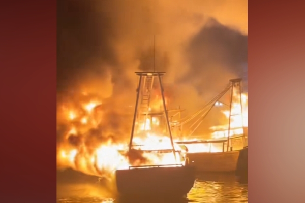 廣西北海九艘漁船連環燒 現場一片火海 （更新）