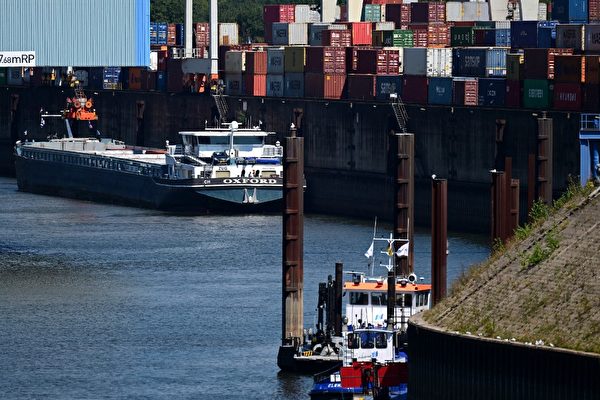 圖為2022年8月9日，一艘駁船在杜伊斯堡的內港（Innenhafen）裝載貨櫃。（Ina Fassbender/AFP）