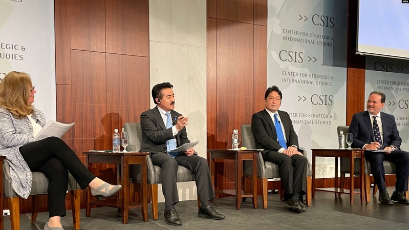 2022年5月3日，日本自民黨參議員佐籐正久（左2）及眾議員小野寺五典（左3）參加華盛頓戰略與國際研究中心座談會。（美國之音）