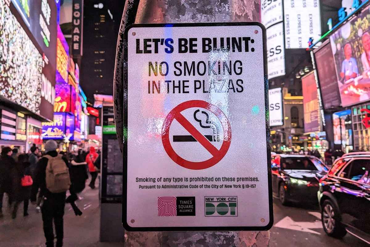 2023年1月27日，紐約市時代廣場附近的禁煙標誌。（黃小堂／大紀元）